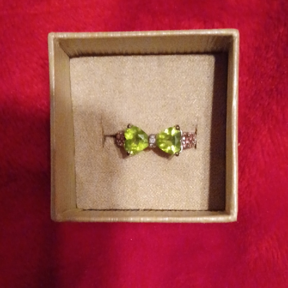 This Peridot Bow Ring Has Pink Stones On The Sides Of It. Size 7. 925.